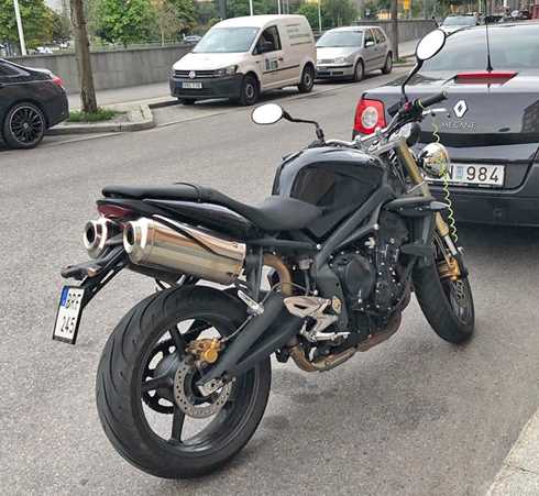 Svart Triumph Street Triple stulen i Älvsjö, Stockholm